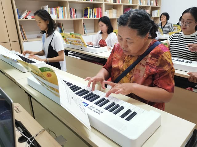 黑白键上的邻里情 ——后亭社区开展“全民钢琴公益课堂”惠民活动
